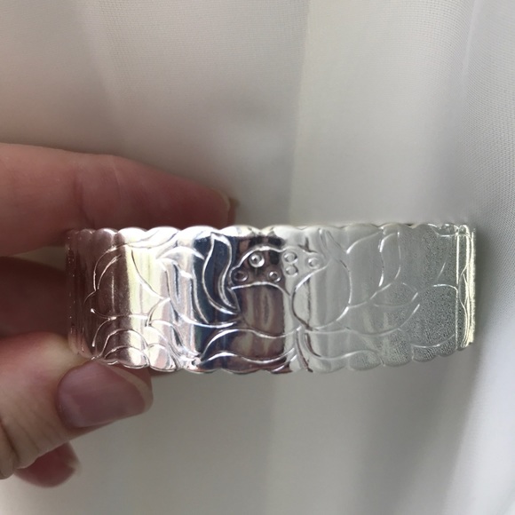 Unisex Lotus carved silver bracelet - Picture 5 of 7